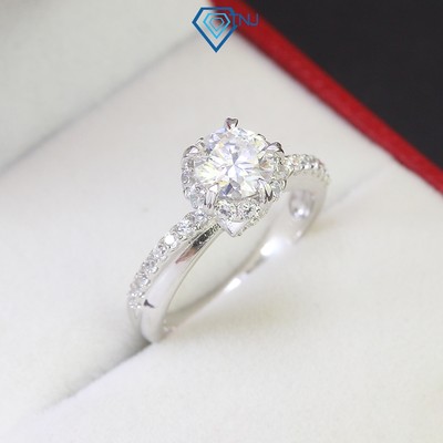 Nhẫn bạc nữ đính Moissanite 6.5 ly kèm thẻ tra cứu, nhẫn cầu hôn nạm đá chéo viền sang trọng NNM0029 - Trang Sức TNJ