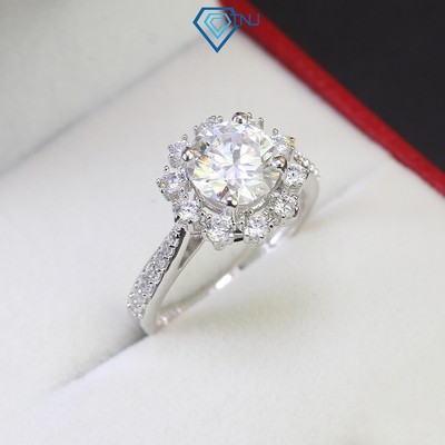 Nhẫn nữ bạc Moissanite 8 ly bản mặt to hình bông hoa sang lấp lánh kèm thẻ tra cứu xi bạch kim NNM0028 - Trang Sức TNJ