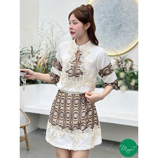 Áo trắng hoa văn phối ren