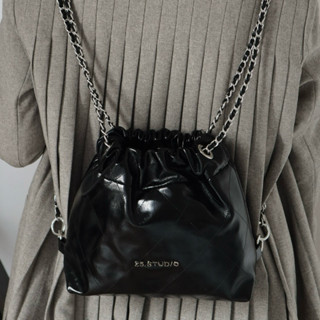  25 STUDIO Túi xách ba lô rút đeo vai mini phối dây xích kim loại Mini Hobo Bag 