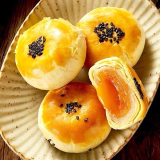 1 cái bánh liu trứng chảy egg yok siêu hot