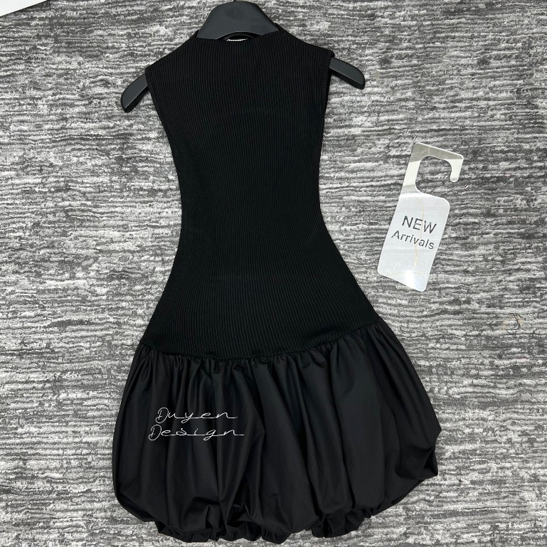 Đầm đen cổ 3 phân sát nách cut lưng chân xoè