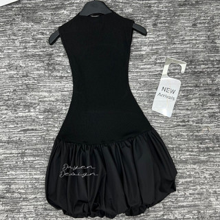 Đầm đen cổ 3 phân sát nách cut lưng chân xoè