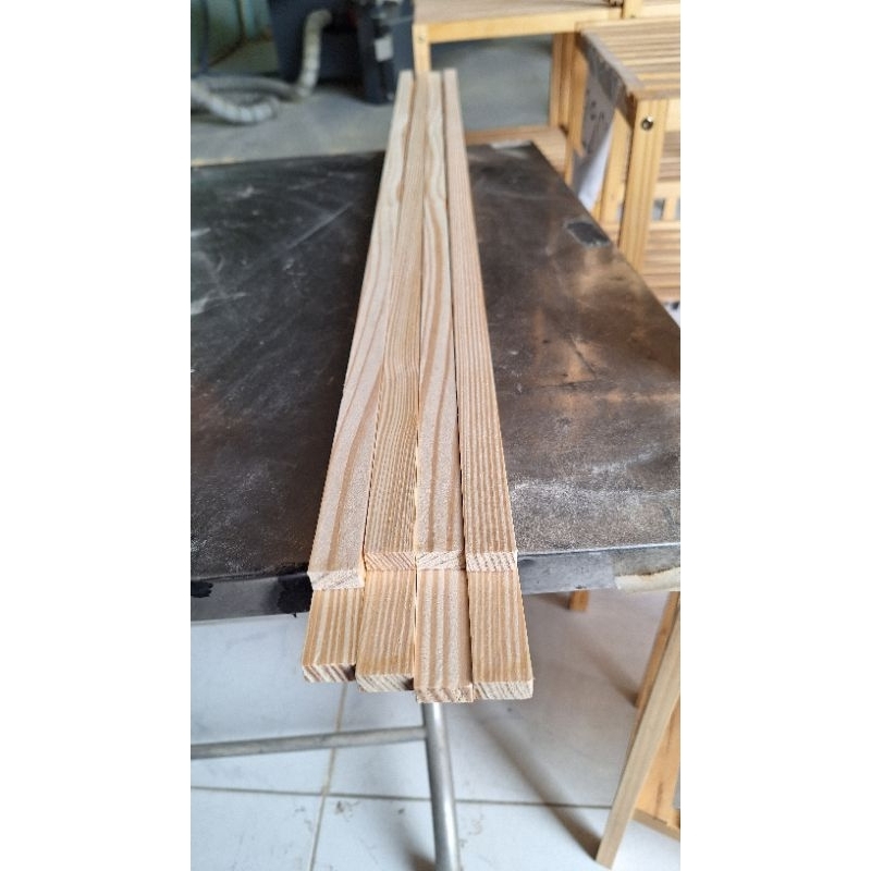 Thanh gỗ thông dài 1m,rộng 2cm,dày 1cm dùng làm nẹp,đóng kệ, khung viền trang trí
