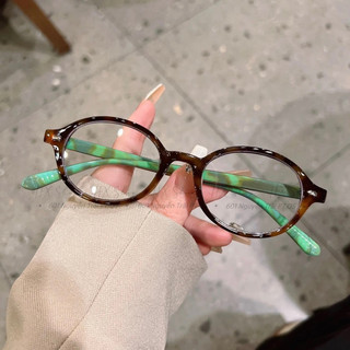 Kính nhựa oval hot trend 2024