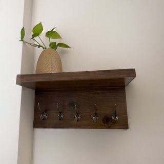 Kệ âm tường chữ L kết hợp móc treo quần áo, đồ dùng gỗ tự nhiên decor