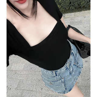 Áo phông cổ vuông basic form ôm gọn