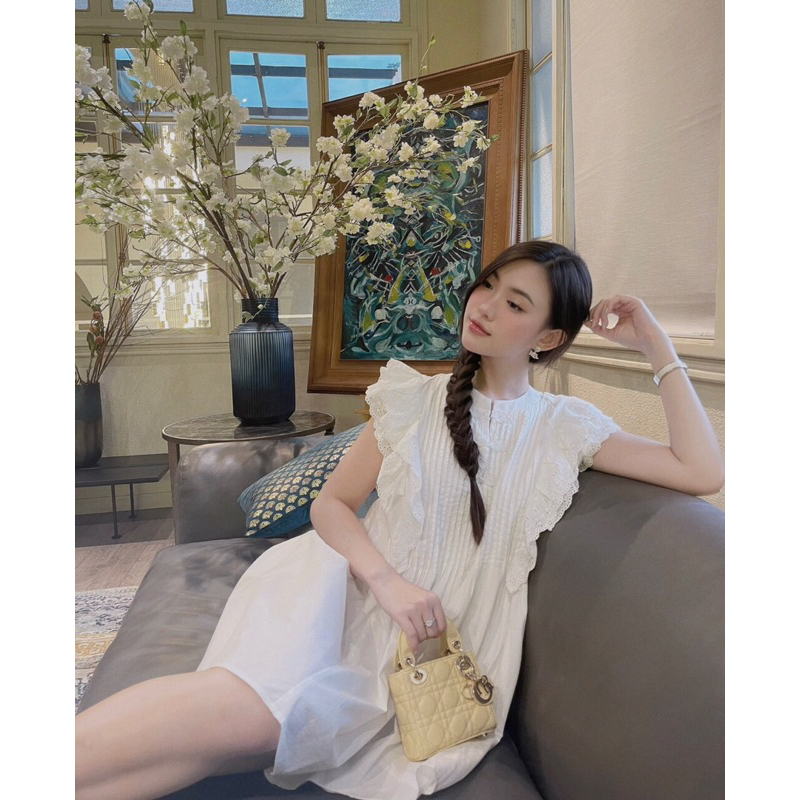 Đầm Váy Trắng Xếp Li Bèo Vai Phối Viền Ren Đính Nơ Cách Điệu Bánh Bèo Đi Biển