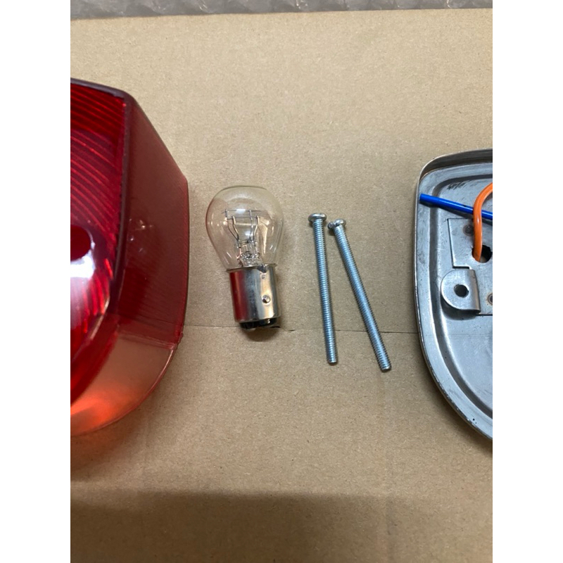 Đèn hậu xe cub 81 đế inox chụp dày đẹp