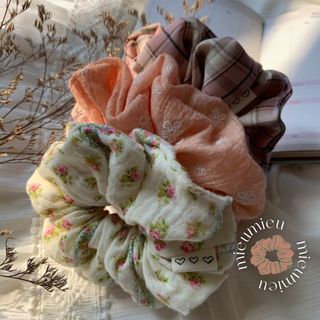 Cột tóc scrunchies handmade tone hồng pastel hoạ tiết hoa xinh xắn S1061