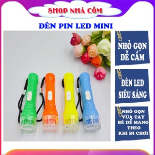 Đèn pin LED mini chiếu sáng cho bé, giúp bé khám phá không gian tối