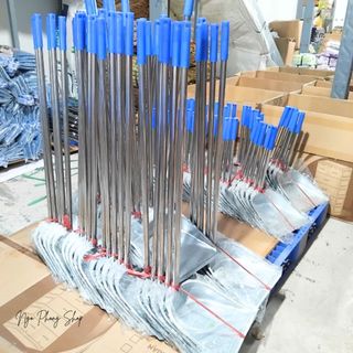 Ky rác sắt cán inox Ngô Phong. Ky hốt rác máng lớn, tay cầm chắc chắn. Chất liệu bền bỉ suốt thời gian sử dụng.