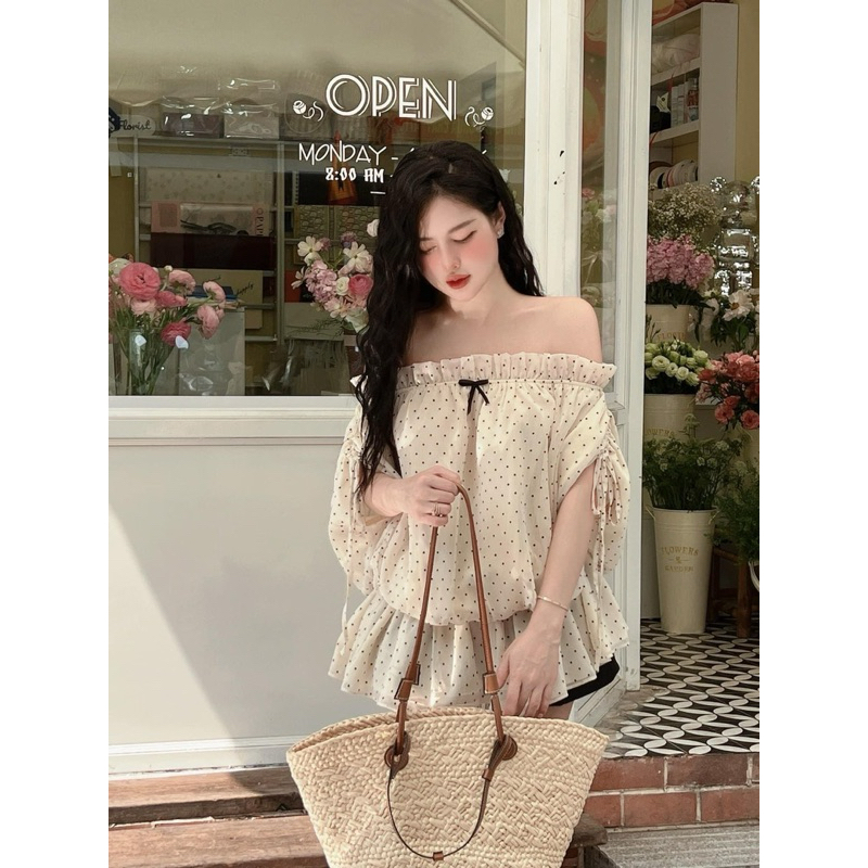 [V1.642] Set Áo Trễ Vai Chấm Bi Tay Rúm Hàng 2 Lớp Kèm Quần Đùi Siêu Xinh | BigBuy360 - bigbuy360.vn