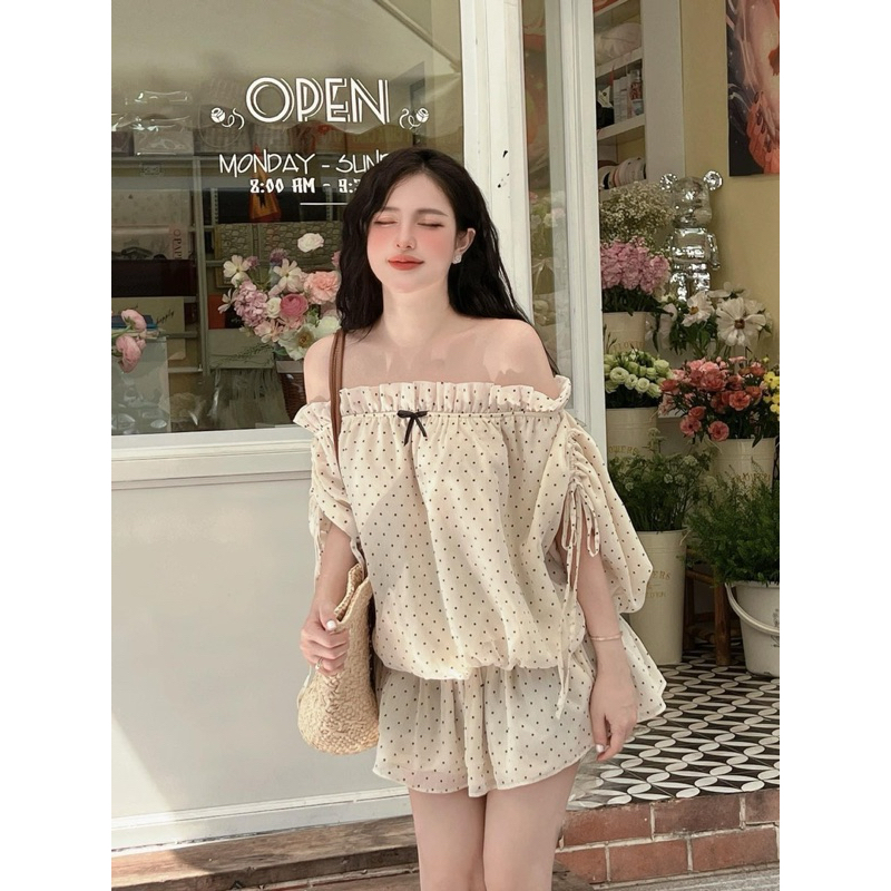 [V1.642] Set Áo Trễ Vai Chấm Bi Tay Rúm Hàng 2 Lớp Kèm Quần Đùi Siêu Xinh | BigBuy360 - bigbuy360.vn