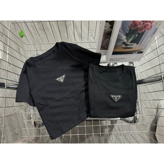 áo thun croptop tay ngắn đính kèm logo tam giác giữa ngực