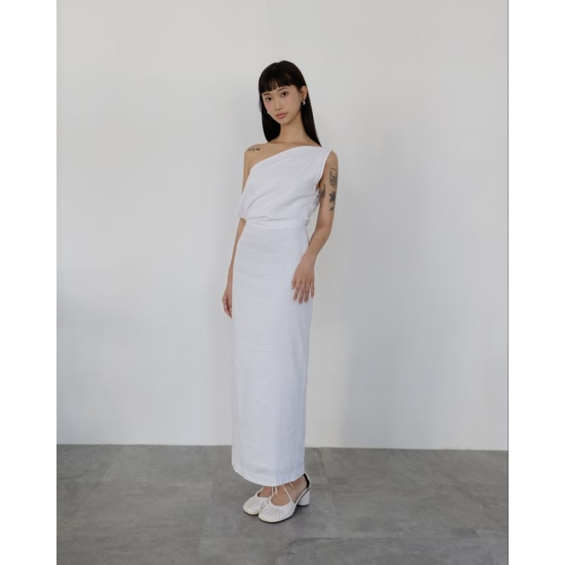 OLALASTUDIO Đầm linen dáng dài lệch vai Alma Dress