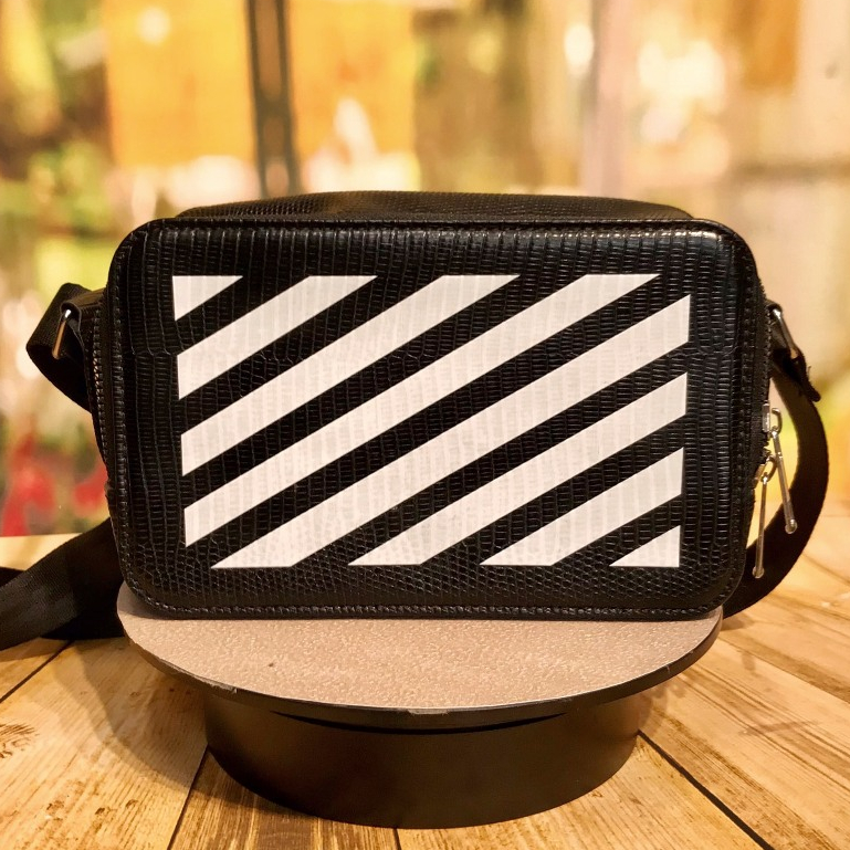 Túi Hộp Đeo Chéo Off-White - Biểu Tượng của Phong Cách và Cá Tính