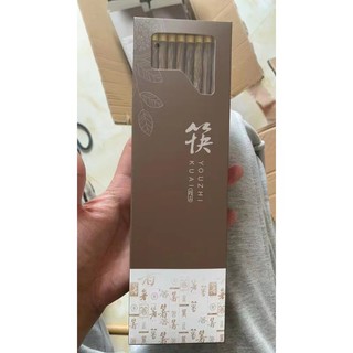 Đũa chất liệu gỗ cánh gà chống nấm mốc, ko hút nước, ko thấm nước rửa chén, không ngấm dầu mỡ.