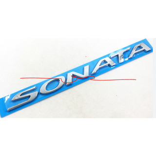 Chữ nổi Sonata được dán phía sau xe Hyundai Sonata