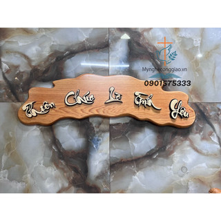 Bảng chữ " thiên chúa là tình yêu" gỗ pơmu 70x16