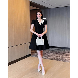 ĐẦM ĐEN VIỀN CỔ TAY PHỒNG