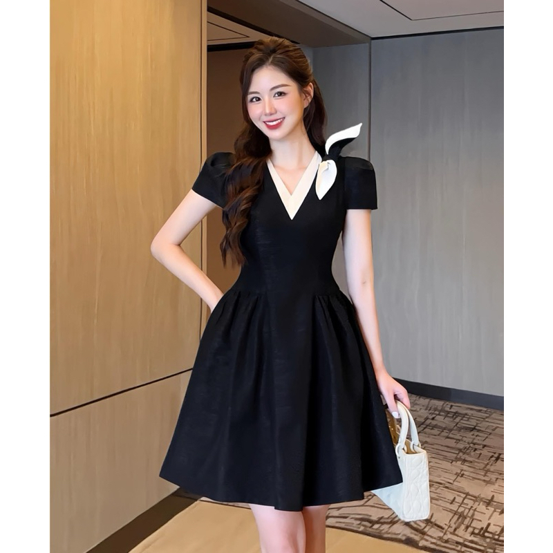 ĐẦM ĐEN VIỀN CỔ TAY PHỒNG