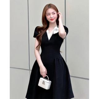ĐẦM ĐEN VIỀN CỔ TAY PHỒNG