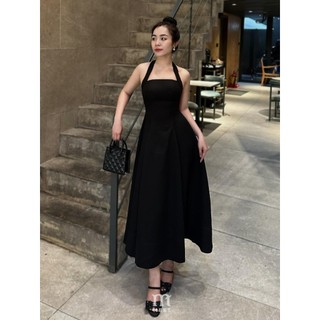 Đầm dáng dài vải xô gân, thiết kế cổ yếm khoe lưng quyến rũ, xinh xắn