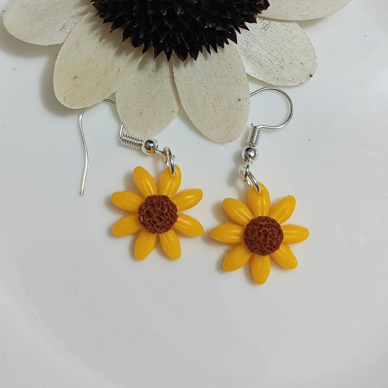 Khuyên tai từ đất sét Polymer handmade Hoa cúc vàng
