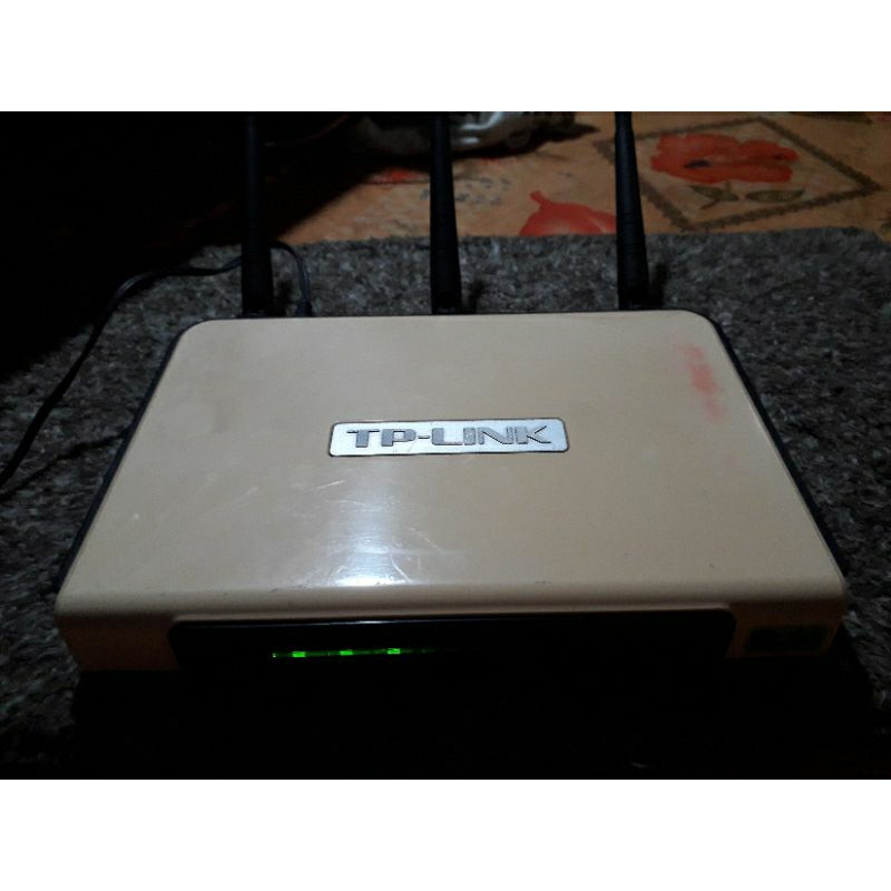 Tuy đã ngả màu theo thời gian nhưng TEM em vẫn còn Tplink 940N