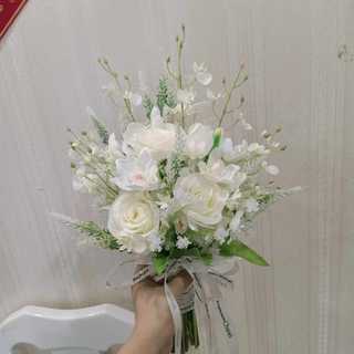 Hoa cầm tay cô dâu mix
