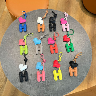 Charm treo túi xách bằng da - Charm túi chữ H mix hình trái tim - Móc treo chìa khoá 2 đầu trái tim
