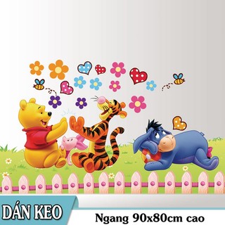 Decal trang trí tường - Gấu Pooh nhỏ vui chơi sân vườn