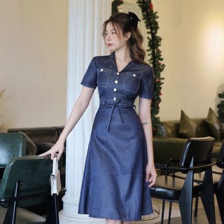 Đầm thiết kế công sở denim cổ danton viền chỉ thắt eo nút trước Callene