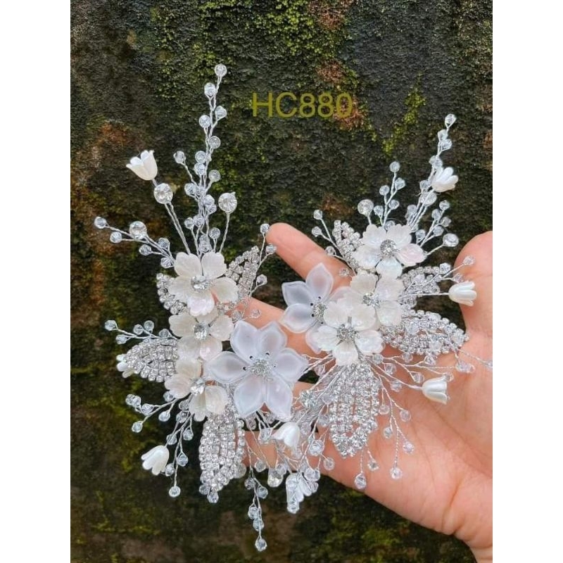 cài tóc cô dâu xinh trong ngày cưới
