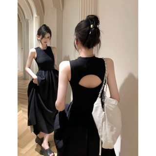 Váy hở lưng dáng dài màu đen sang chảnh