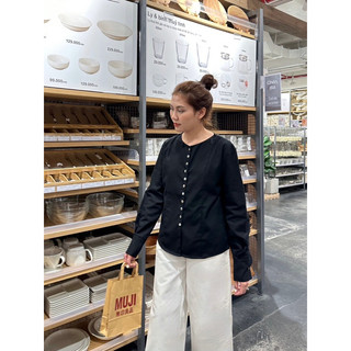 áo linen hai màu đen trắng