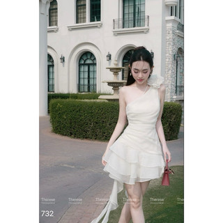 Đầm Lệch Vai Đính Kèm Hoa Bèo Tầng Tua Rua