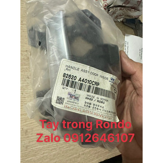 Tay mở cửa trong Kia Rondo xịn chính hãng