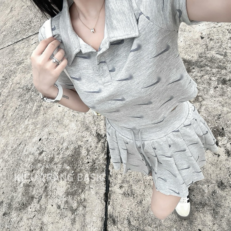 Set nike cực xinh cho các nàng đi chơi đây ạ . Dáng chân váy xếp ly có dây rút và áo cổ polo cực sàn