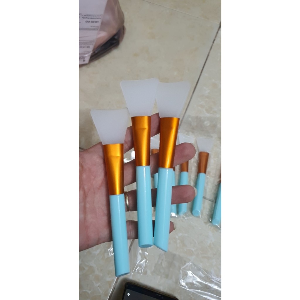 Chổi silicol quét mặt nạ