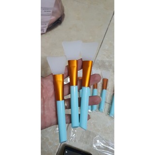 Chổi silicol quét mặt nạ