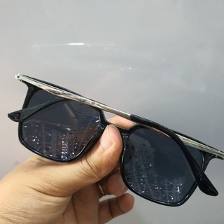 Kính mát có độ dáng vuông nam - nữ