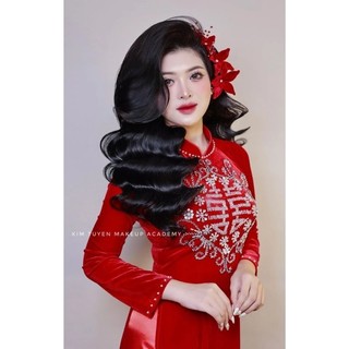 Cài tóc cô dâu xinh, cài hoa đỏ.