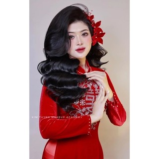 Cài tóc cô dâu xinh, cài hoa đỏ.