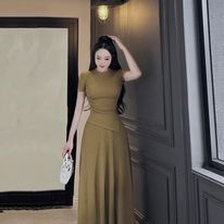 Váy xòe kết hợp áo xẻ nhúng eo cực xinh