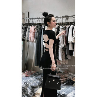 Đầm Zip Đen Cổ Tròn Xoắn Lưng