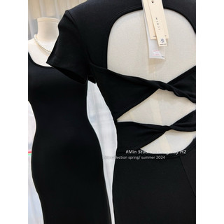 Đầm Zip Đen Cổ Tròn Xoắn Lưng