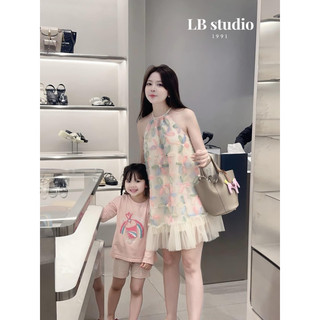 Váy tơ qua chân bèo lưới