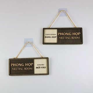 Tranh gỗ, bảng gỗ treo cửa thông báo phòng họp đang họp và phòng trống mời vào có nắp trượt
